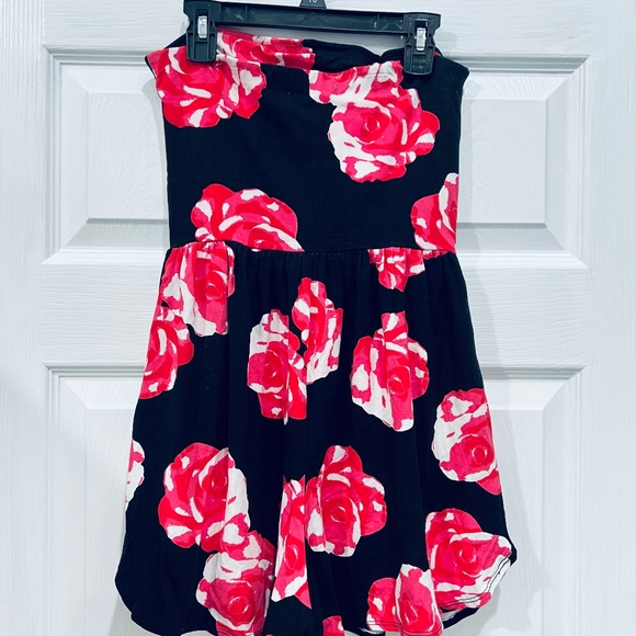 Ava Sky Black Red Roses strapless romper - Picture 2 of 3